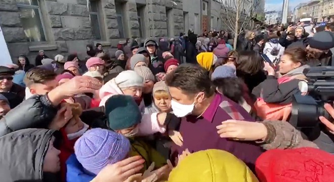 Ukrayna’da bedava maske izdihamı