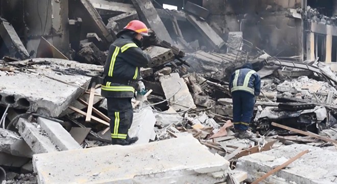 Ukrayna’da bombardıman sonucu oluşan yıkım kameralara yansıdı