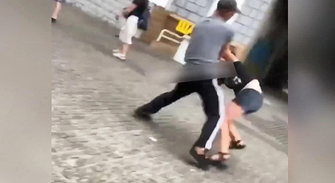 Ukrayna’da cadde ortasında kadına tekmeli saldırı