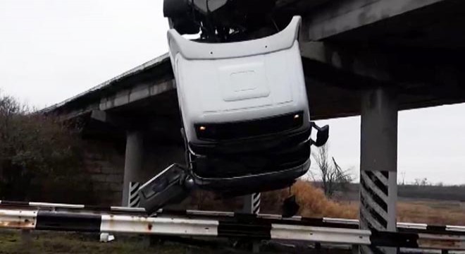 Ukrayna’da freni boşalan kamyon köprüde asılı kaldı