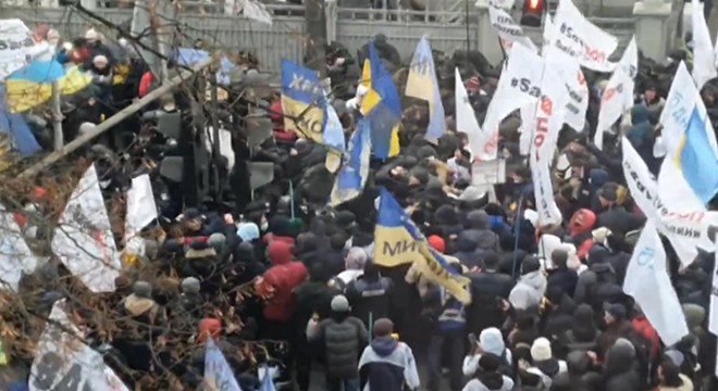 Ukrayna’da karantina protestosunda arbede