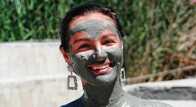 Ukrayna güzellik kraliçesi çamur banyosu yaptı