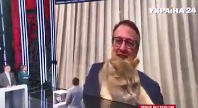 Ukraynalı bakan yardımcısının canlı yayında kediyle imtihanı