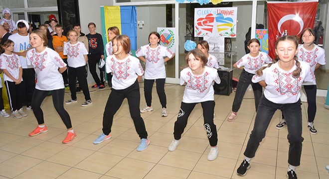 Ukraynalı ve Suriyeli çocuklar, Türkçe şarkı söyledi