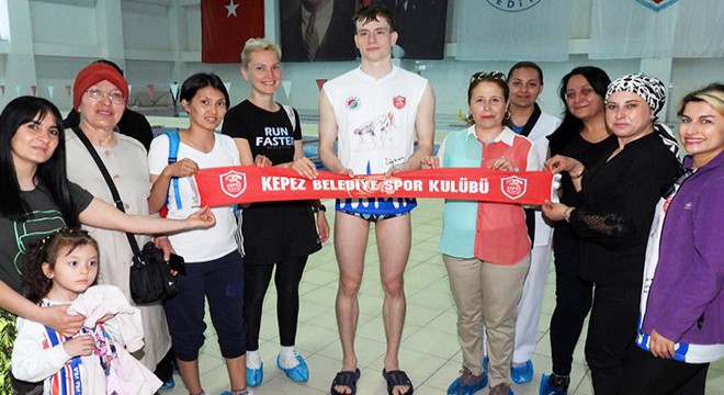Ukraynalı yüzücünün yeni anneleri tekvandocular oldu