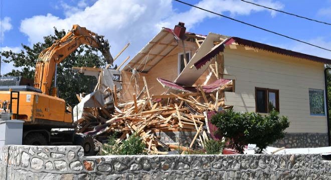 Uludağ’da kaçak villa yıkıldı