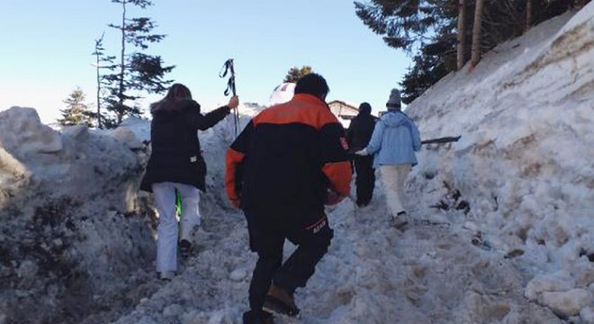 Kar kütlesi altında kalan 6 kişi kurtarıldı