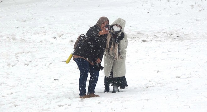 Uludağ da kar yağışı turistleri sevindirdi