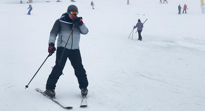 Uludağ da tatilciler kayak yapmanın keyfini çıkarıyor