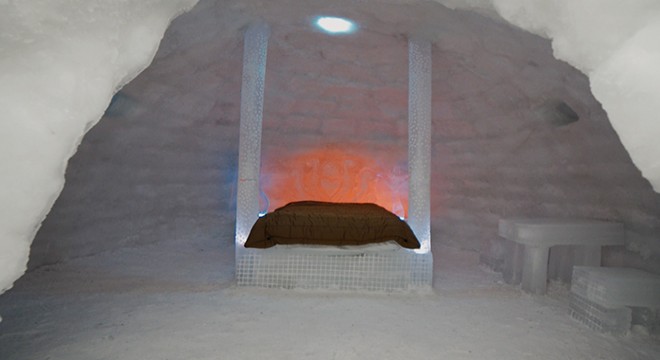 Uludağ’ın ‘iglo evleri’ 4 ton buzdan inşa edildi