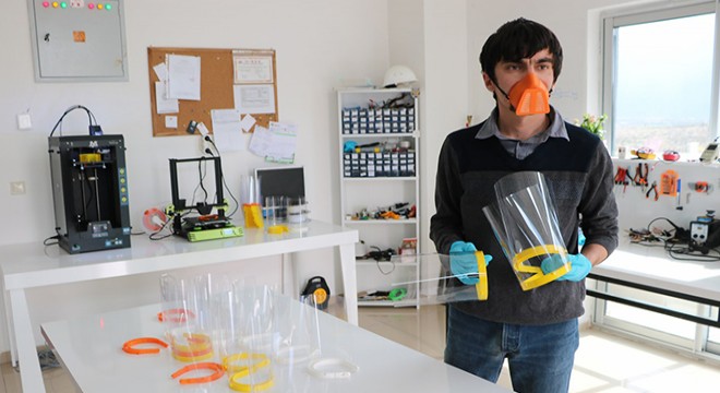 Üniversite öğrencisi sağlıkçılar için siper maske üretiyor