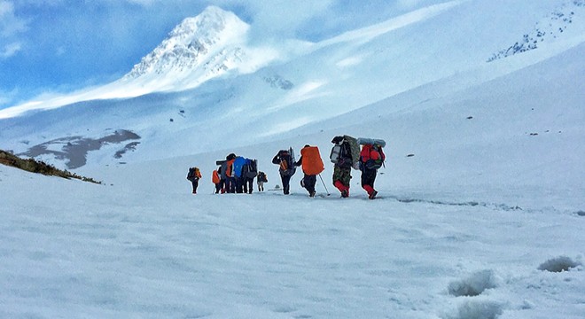 Üniversiteli dağcılar Kızlar Sivrisi ne tırmandı