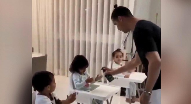 Ünlü futbolcu Ronaldo’dan çocuklara dezenfekte