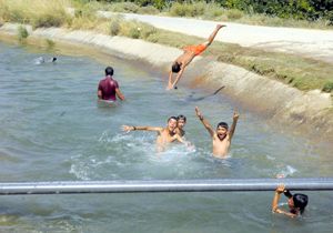 Mersin’de çocuklar sulama kanalınca serinlemeye çalışıyor