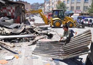 Belediyenin yıktığı dükkanların enkazında hurda topladılar