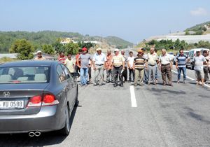 Alanya’da kavşak isteyen köylüler yol kapattı