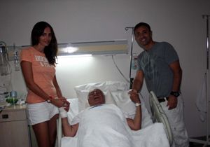 Mustafa Sandal,dedesini  hastanede ziyaret etti