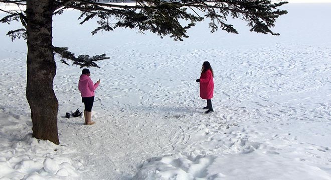Uyarılara rağmen buz tutan gölde yürüdüler