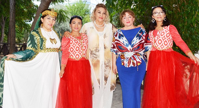 Uygur kadınlar Antalya da kültürlerini tanıttı