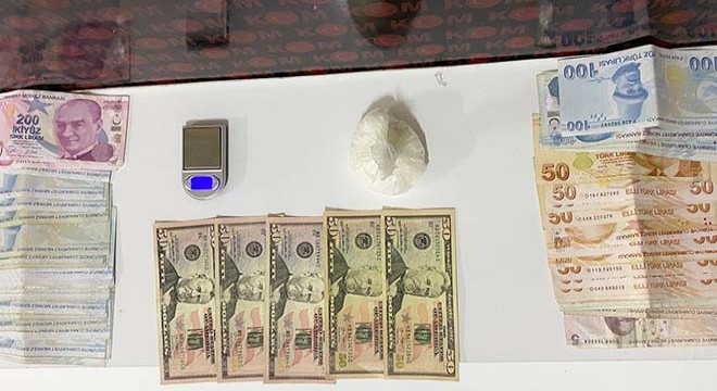 Uyuşturucu ve sahte parayla yakalanan 2 kişiye gözaltı