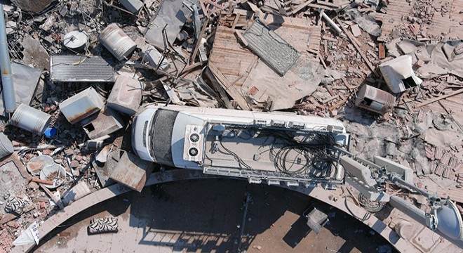 Üzerine enkaz devrilen mobil baz istasyonu hasar gördü