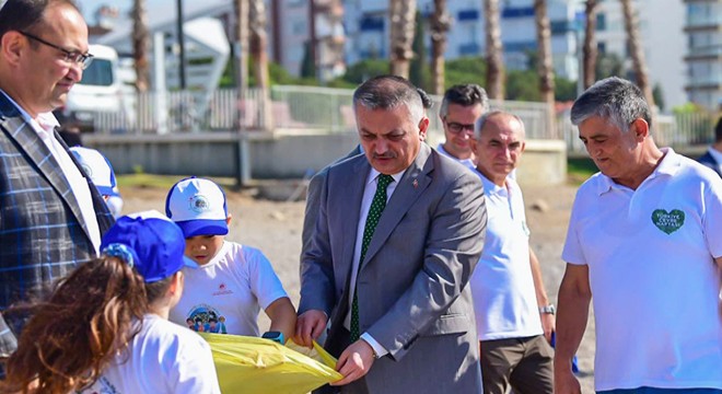 Vali Yazıcı, Konyaaltı Sahili nde çevre temizliğine katıldı