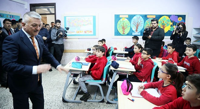 Vali Yazıcı, depremzede çocukları sınıfta ziyaret etti