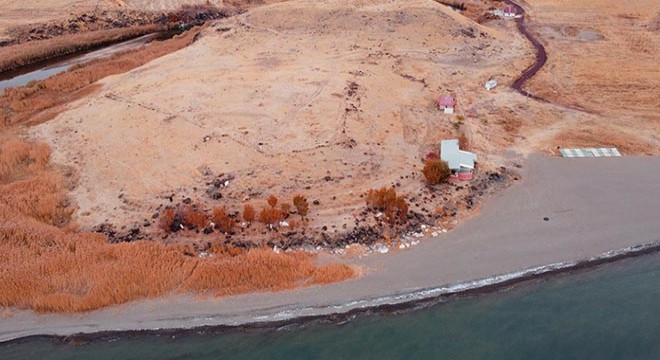 Van Gölü çekilince Urartular dönemine ait liman kalıntıları ortaya çıktı