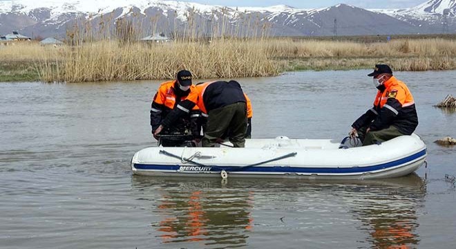 Van Gölü nde yasağın ilk gününde, 3 ton inci kefali ele geçirdi