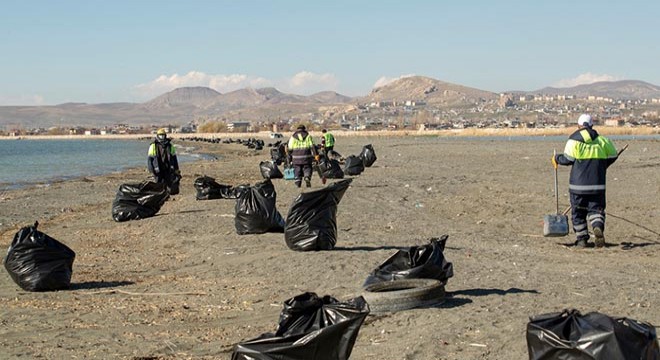 Van Gölü sahilinde 40 ton çöp toplandı