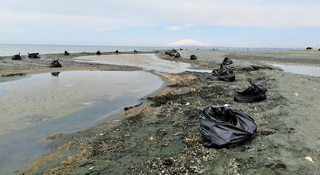 Van Gölü sahillerinde 100 ton çöp toplandı