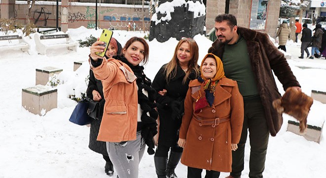 Van a gelen İranlılar, karın keyfini çıkardı