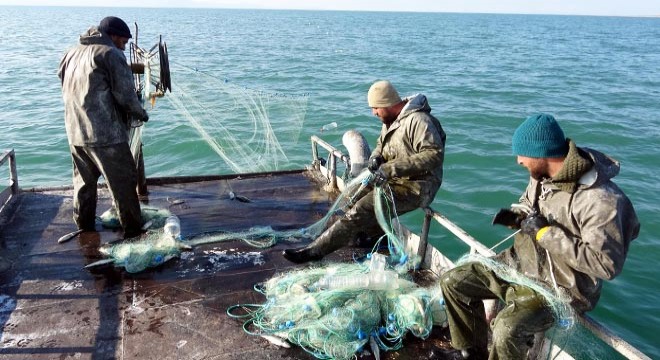 Vanlı balıkçılar son kez ağlarını göle attı