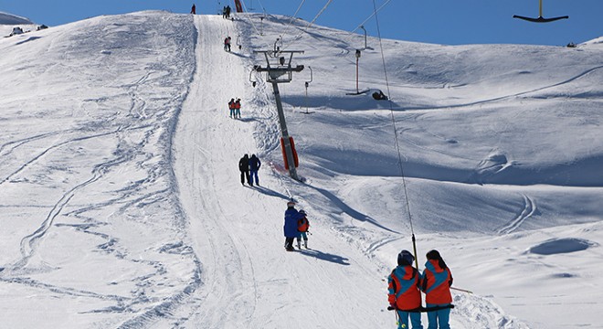 Vatandaşlar, Hakkari deki kayak merkezine akın etti
