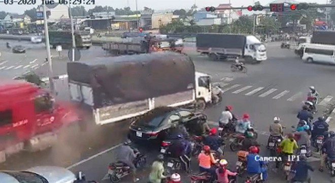 Vietnam’da TIR sürücüsü araçları böyle biçti