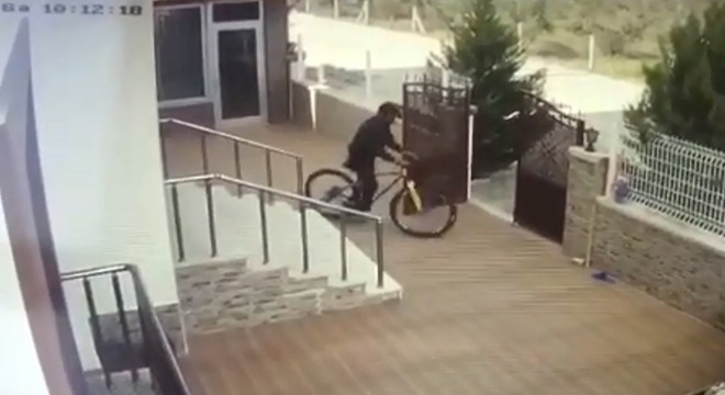 Villadan bisiklet hırsızlığı kamerada