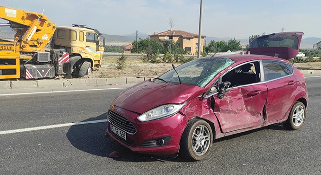 Vinçle otomobil çarpıştı: 2 yaralı