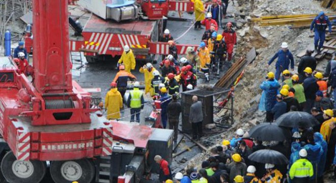 Viyadük inşaatı sırasında beton blok düştü; 4 işçi enkaz altında kaldı.