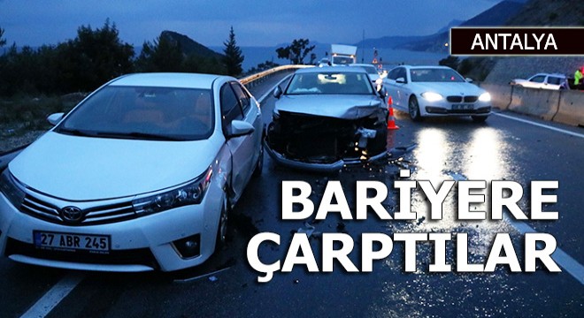 Antalya da yağmurda kayan araçlar bariyere çarptı