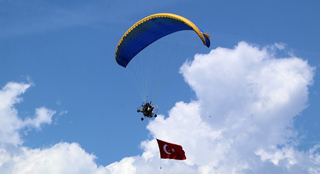 Yamaç paraşütçüleri jandarmanın kuruluşunu kutladı