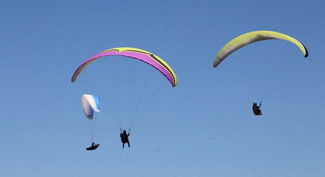 Yamaç paraşütü yarışması renkli görüntülerle start aldı