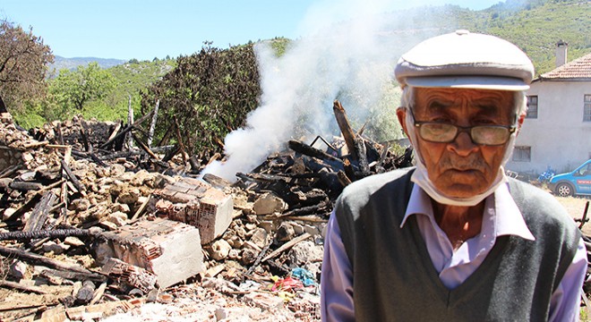 Yanan evinin enkazına bakıp,  50 yıllık yuvam yandı  diyerek ağladı