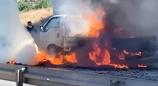 Yangın çıkan kamyonet, kullanılmaz hale geldi