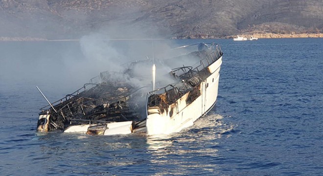 Yangın çıkan teknedeki 5 kişi kurtarıldı