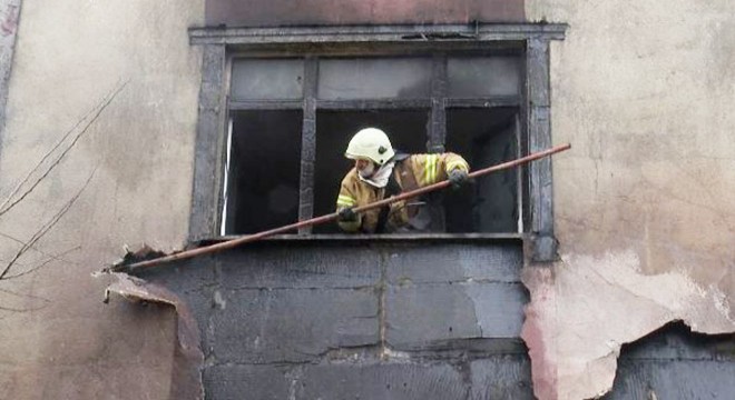 Yangın paniği: Mahsur kalanları itfaiye kurtardı