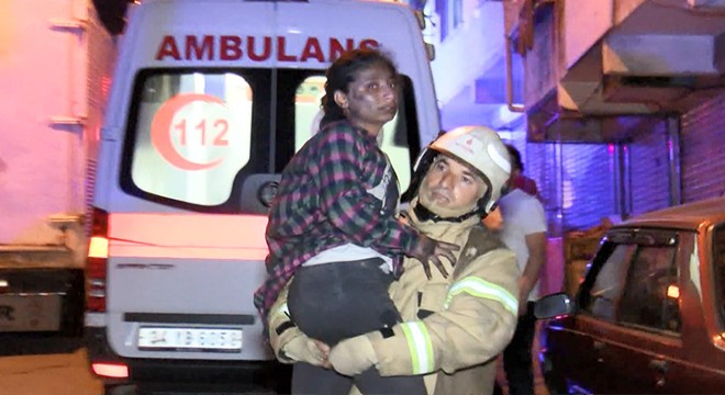 Yangında binada mahsur kalan 11 kişiyi itfaiye kurtardı