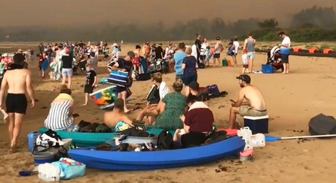 Yangından kaçan 4 bin kişi sahile sığındı