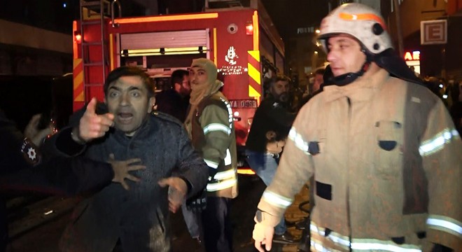 Yangını bırakıp gazeteciye saldırdılar