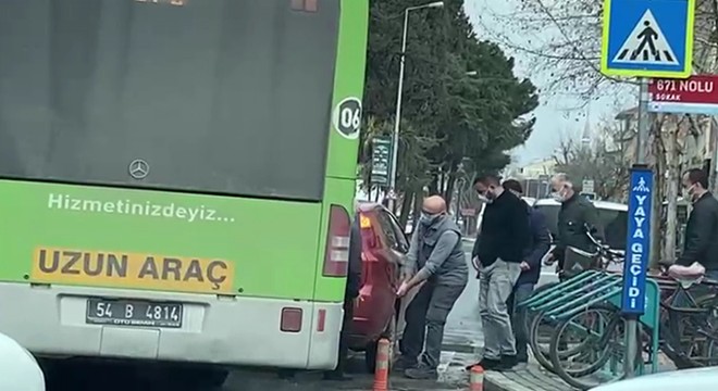 Yanlış park edilen aracı vatandaşlar yolun kenarına itti