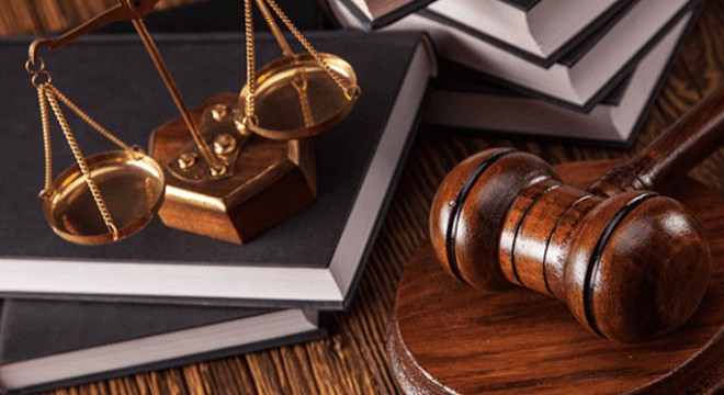 Yapay Zeka Mahkeme Salonlarına Yaklaşıyor: Türkiye'de Hukuk Bürolarının Dijital Dönüşüm Sınavı
